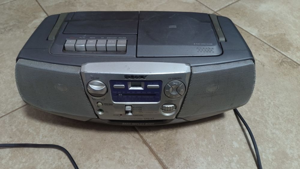 Radiomagnetofon z CD Sony CFDV7