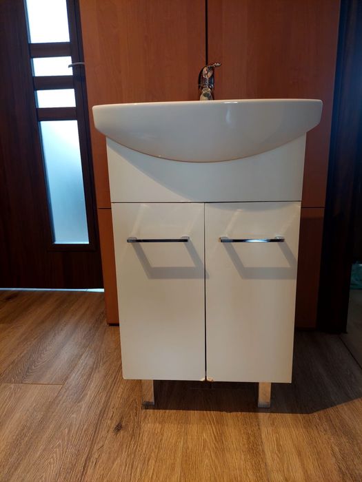 Umywalka łazienkowa z szafką i baterią