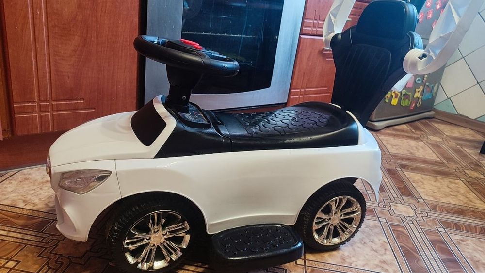 Машина-толокар Mercedes