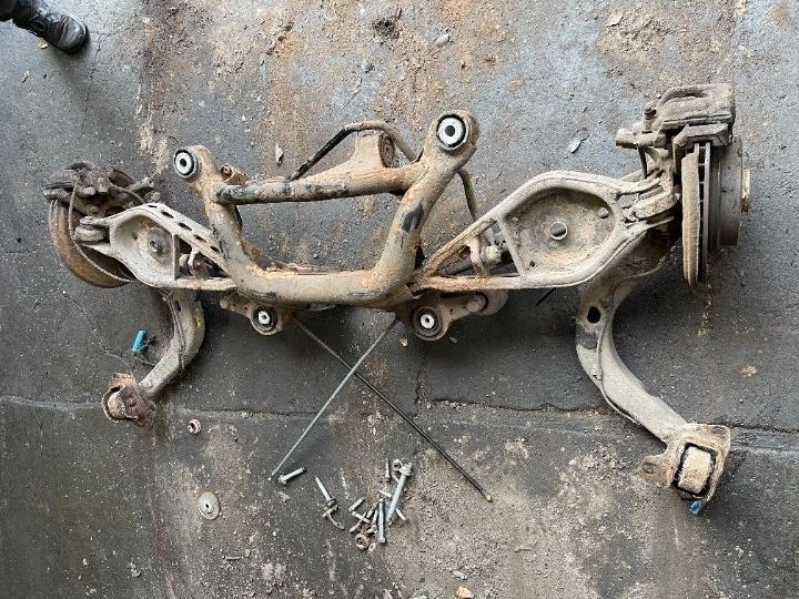 Zawieszenie tylne kompletne sanki wahacze tarcze zaciski czujniki ABS Bmw e83 x3 lift