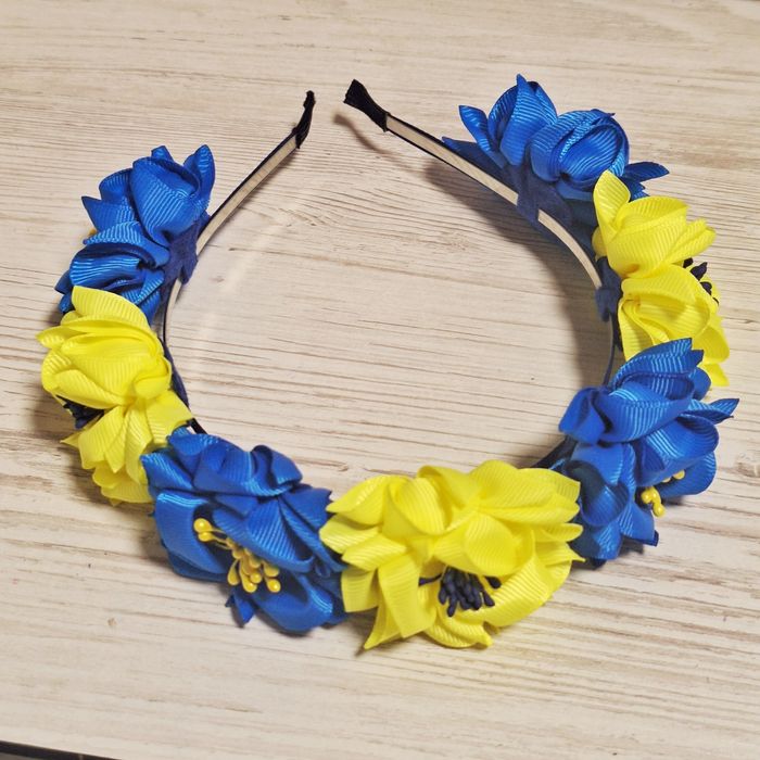 Вінок із квітв зі стрічки.