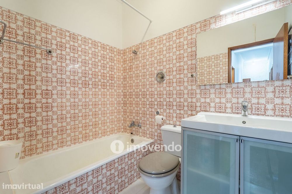 Apartamento T2, com boa luz natural, em Odivelas