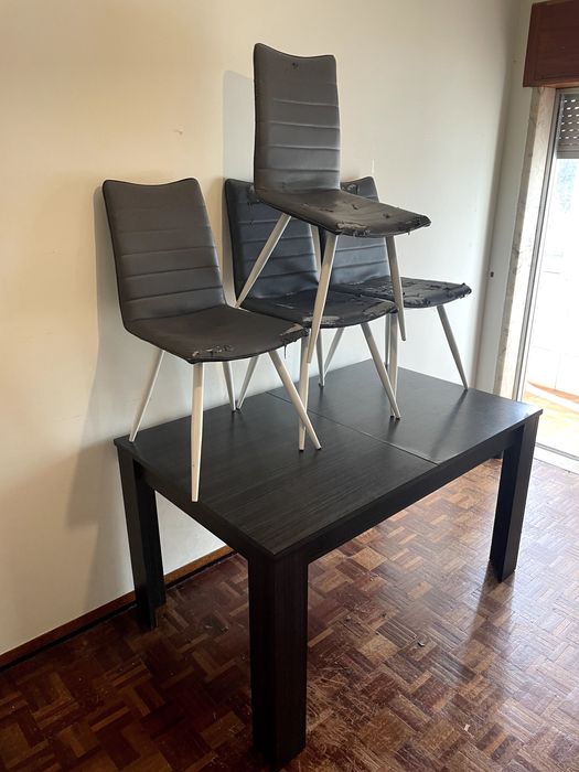 Secretária em bom estado com cadeiras