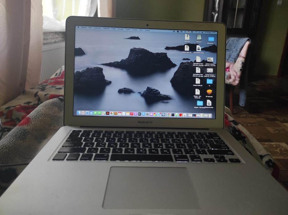 MacBook продається