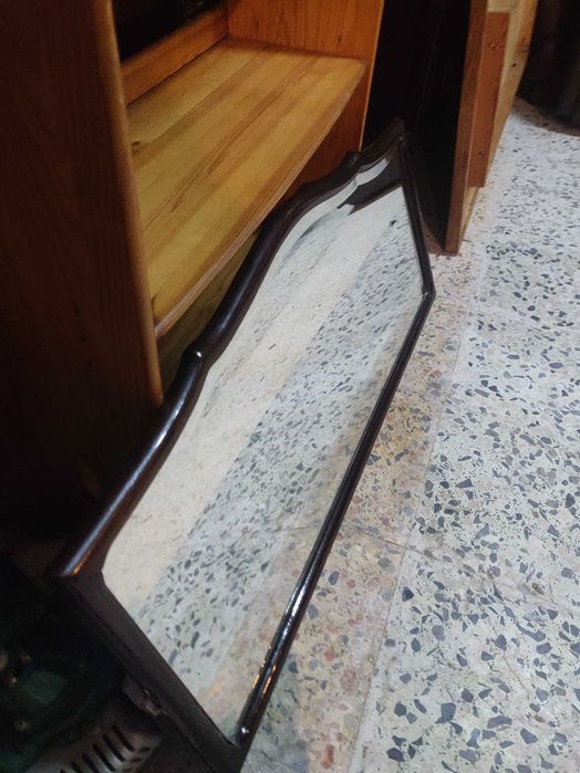 Espelho com moldura em madeira