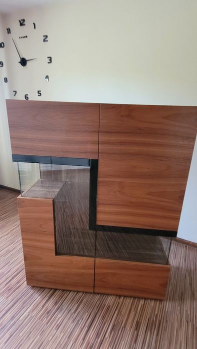 Komoda, witryna z podświetleniem.