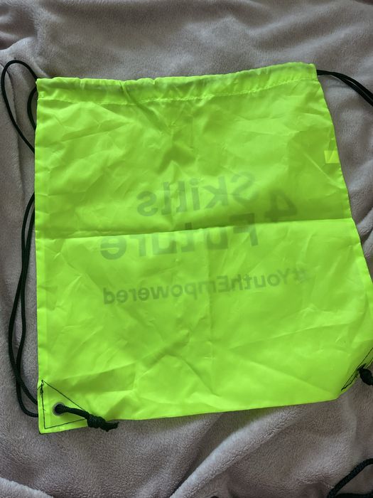 Neonowy zielony worek z napisem