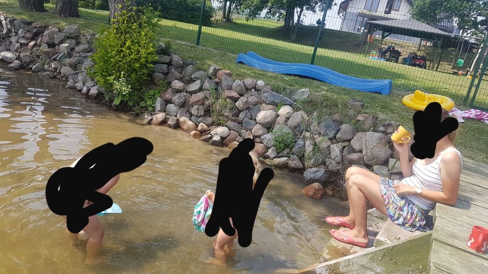 Domek letniskowy na Mazurach nad jeziorem Orzysz z linia brzegową.