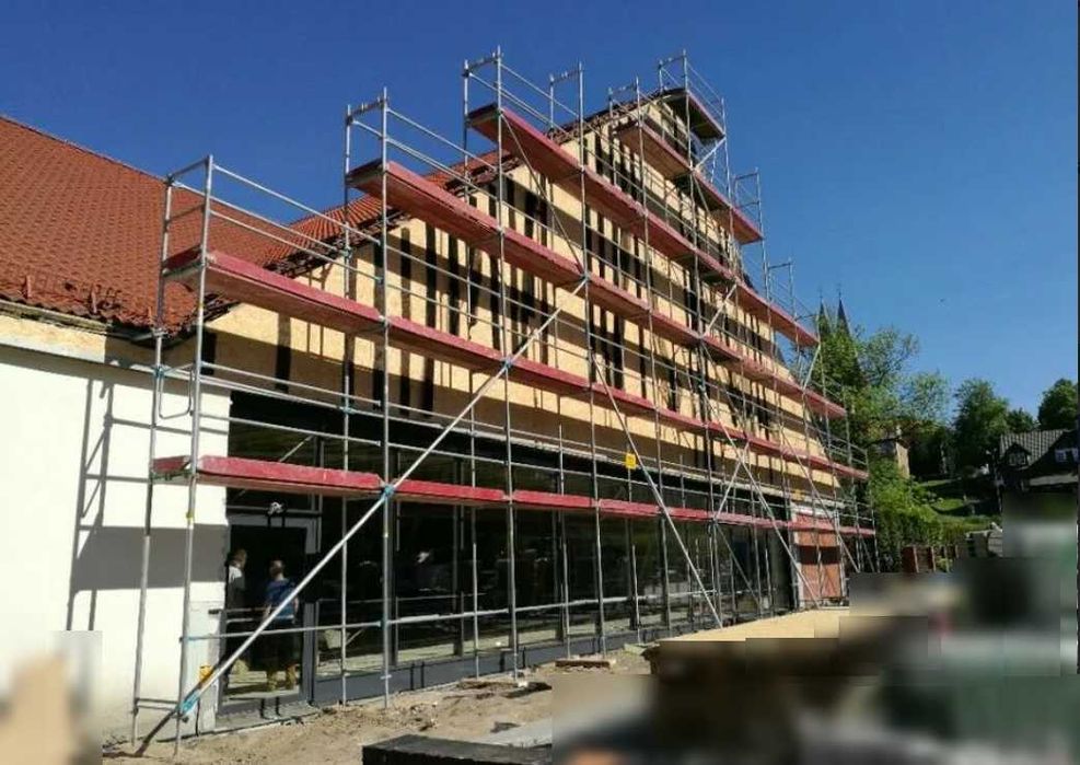 Wynajem rusztowań elewacyjnych (3000 m²) i aluminiowych.