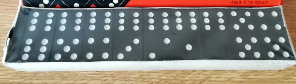 Jogo de Dominó em estojo de cartão selado