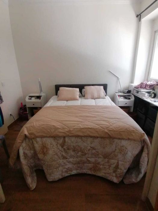 Cama de casal 1.40m (estrutura, cabeceira e colchão)
