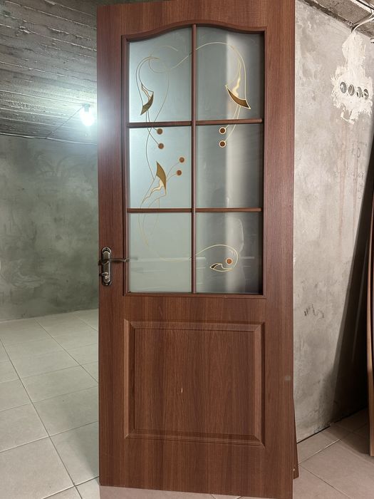 Дверь с замком и с комплектующими, орехового цвета,что придает красоту