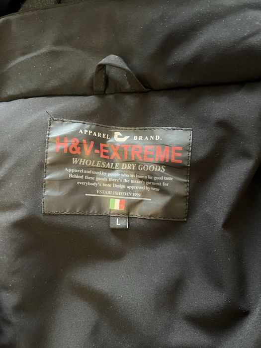 Лижна куртка, штани та окуляри.