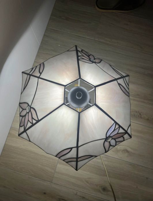 lampa stołowa witrażowa w stylu Tiffany