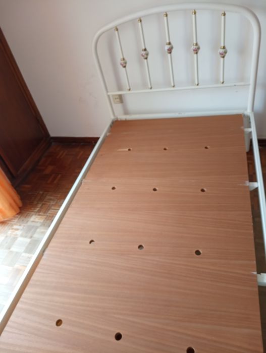 - Cama de Ferro + Estrado + Colchão ortopédico + mesas de cabeceira