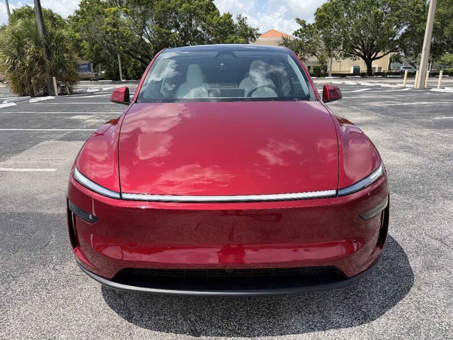 Tesla Model Y      2026