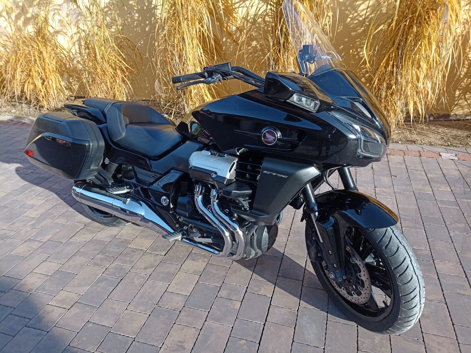 Honda CTX 1300 deluxe,  ABS, kontrola trakcji, radio.