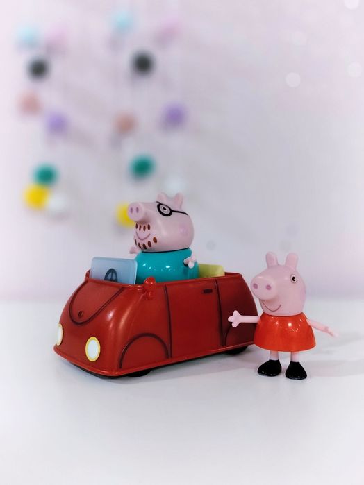 Mały czerwony kabriolet autko z figurką Peppa i Tatą świnką