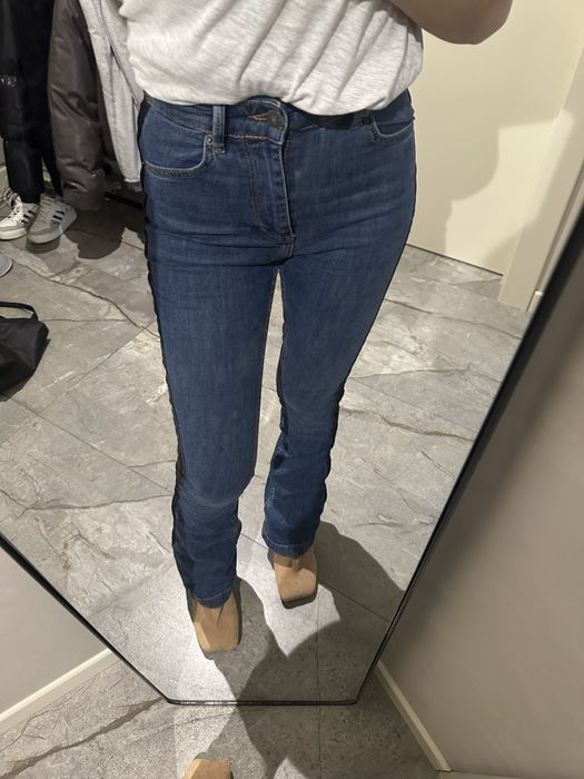 сині джинси кльош роблять шикарну фігуру