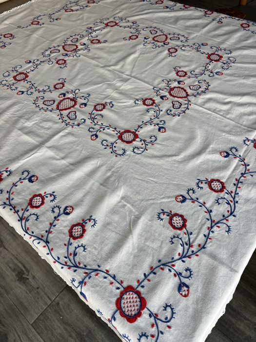Toalha de mesa com bordado de Viana