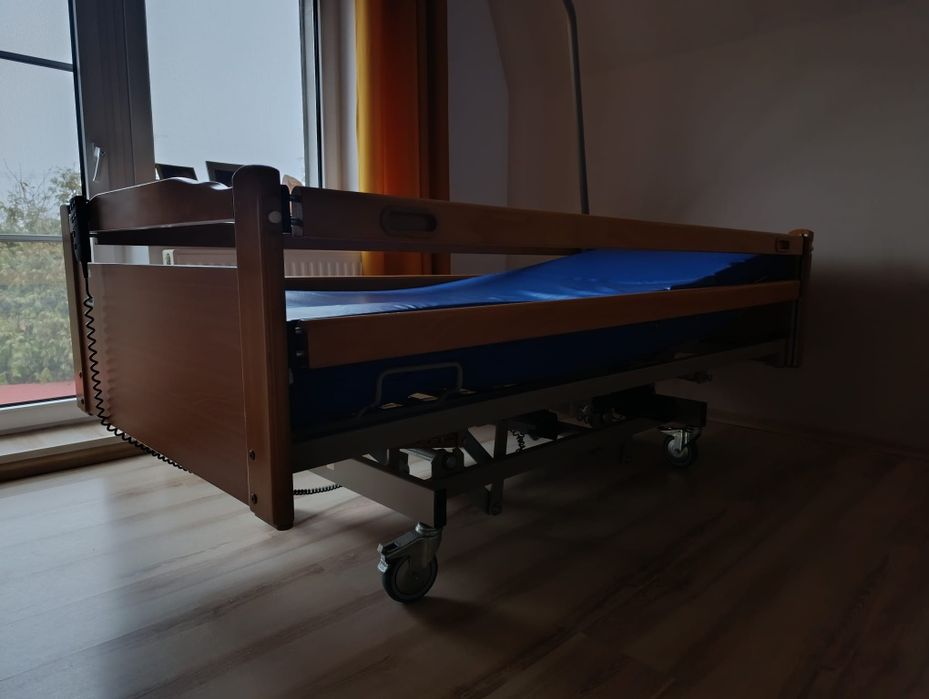 Łóżko rehabilitacyjne elektryczne dla chorego: barierki, pilot, matera