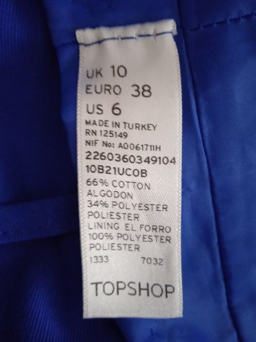 Платье-корсет с открытыми плечами.