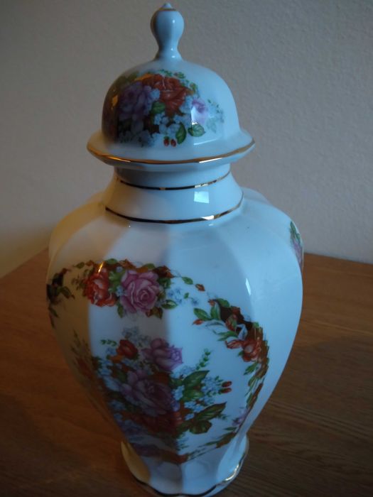 Jarra em porcelana Limoges com motivos florais