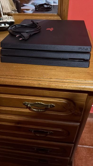 Playstation 4 1000g com mando em caixa