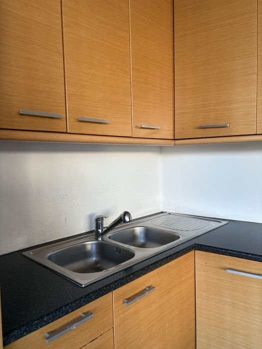 Cozinha em Melamina de carvalho com portas em folha de carvalho