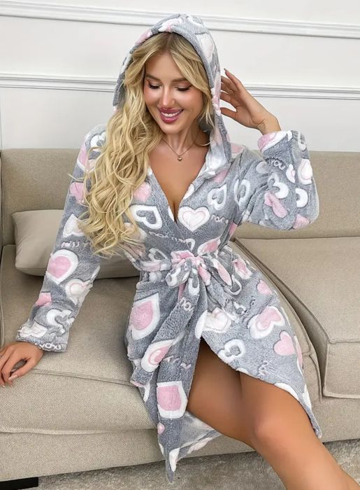 Осінньо-зимовий плюшений махровий жіночий халат з капюшоном.