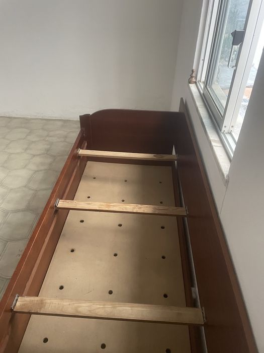 cama de solteiro de madeira e cristaleira madeira forte