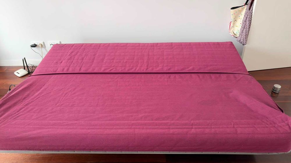 Sofá-cama de 2 lugares (casal) em bom estado , com capa.