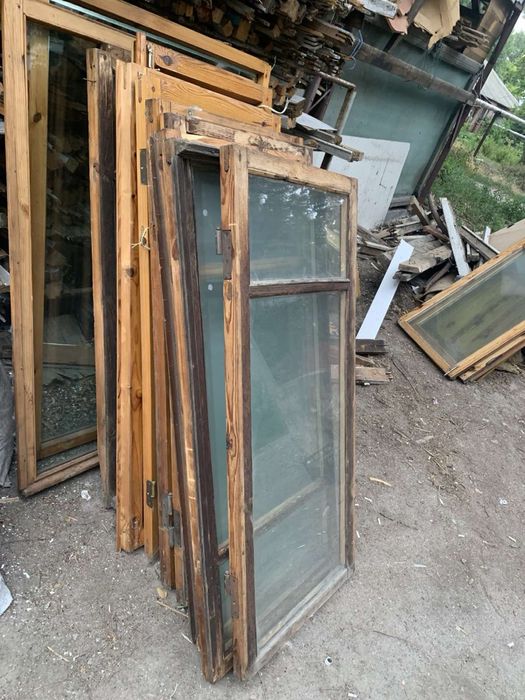 Деревянные  двери и окна в сборе