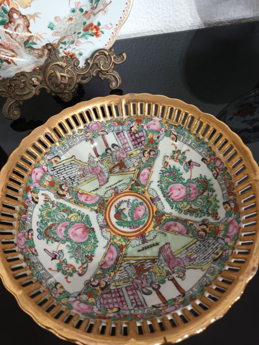 Peça vasada  decoração oriental em excelente estado