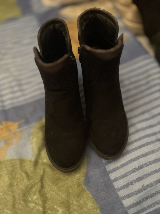 Botas com salto alto meio cano