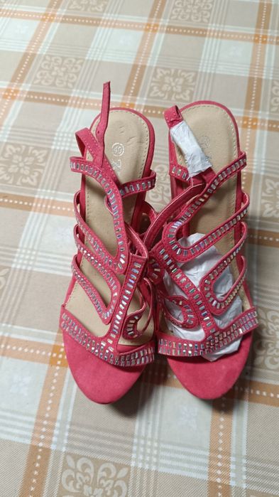Sandália número 40. Novas nunca usadas.