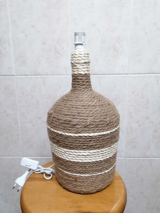 Candeeiro de garrafão de vidro adornado com corda