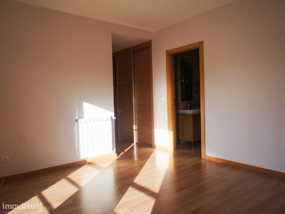 Apartamento T3 Semi-Novo! Com Varanda e Arrecadação individual