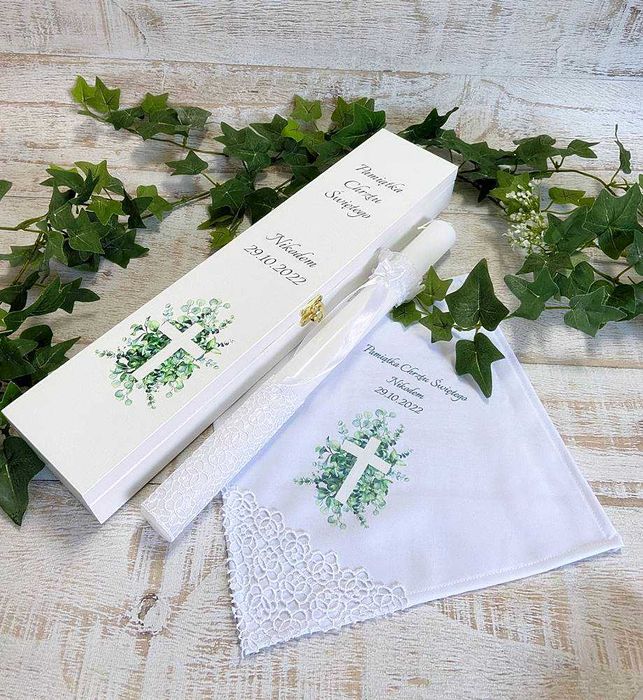 Pudełko z świecą + szatka do chrztu+ świeca grafika U702