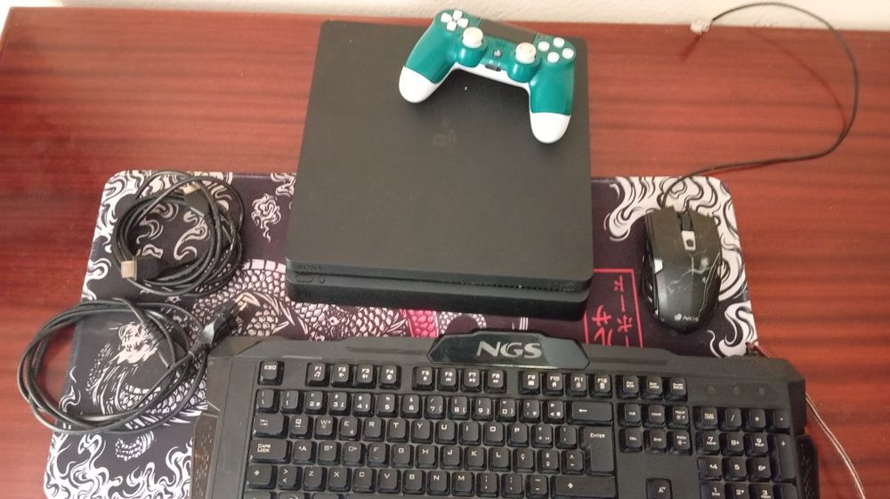PS4 de 1T com respectivos cabos e comando