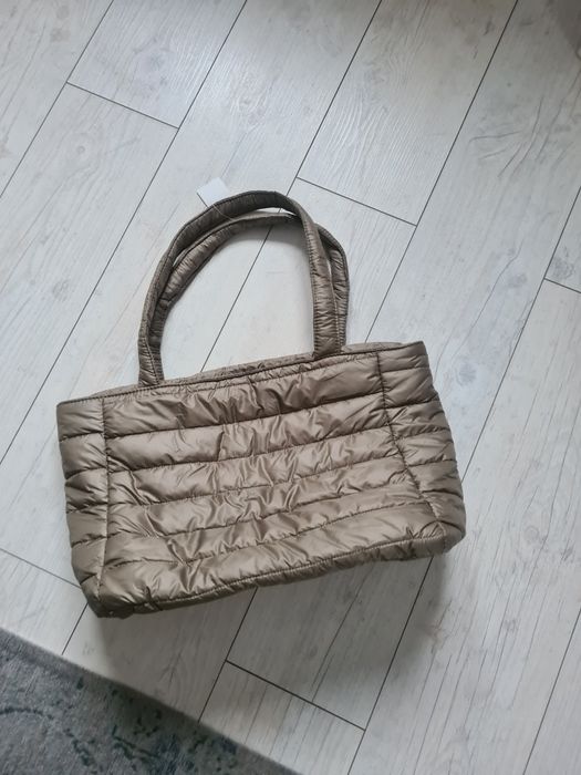 Oliwkowa torebka z materiału.