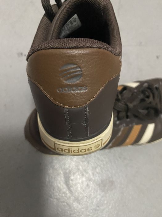 Tenis castanhos Adidas