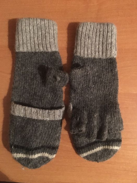 Шарфы разные осеннего,весеннего и зимнего типа,.