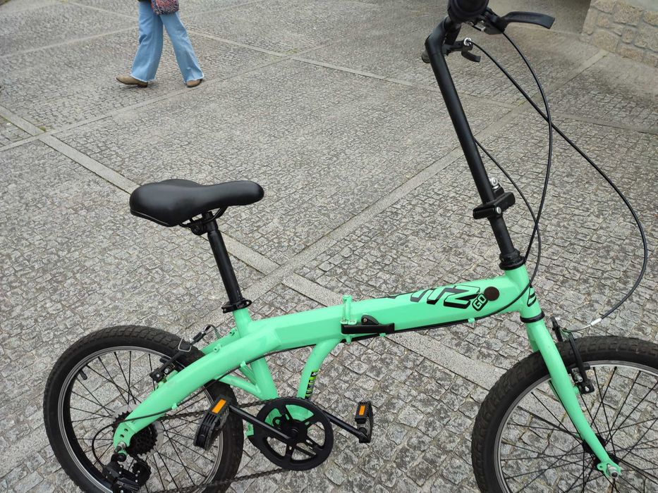 Bicicleta dobrável verde com mudanças e travões Shimano verde