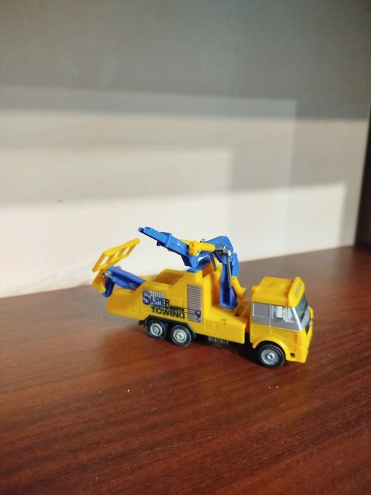 Іграшкова модель евакуатора серії Super Towing. В гарному стані.