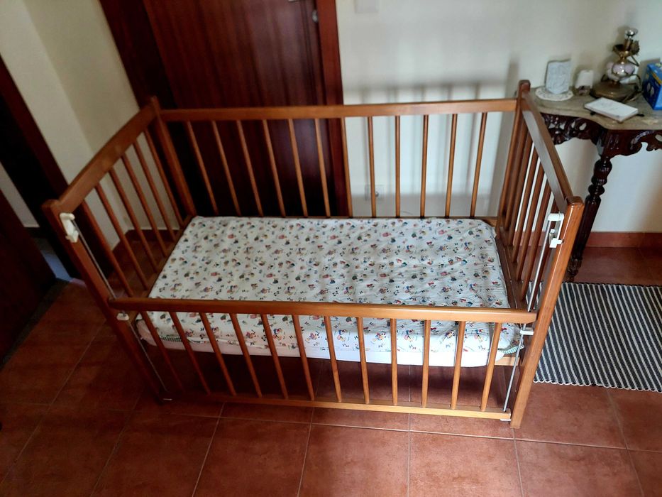Cama de bebé em madeira como nova