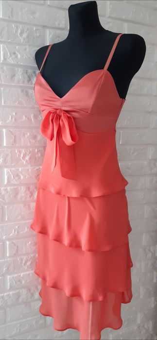 Nuance sukienka koktajlowa na ramiączkach koralowa