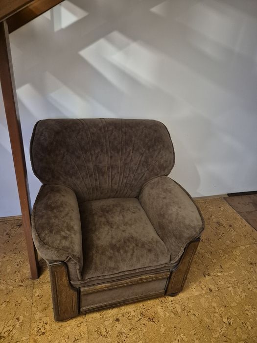Fotel brązowy z szuflada wysuwalna
