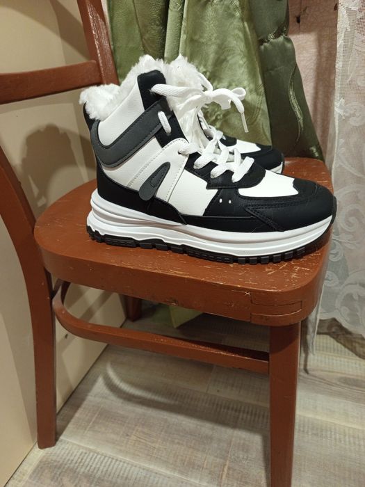 Зимові кросівки жіночі. Розмір 38