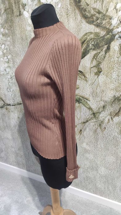 Brązowy dzianinowy sweterek